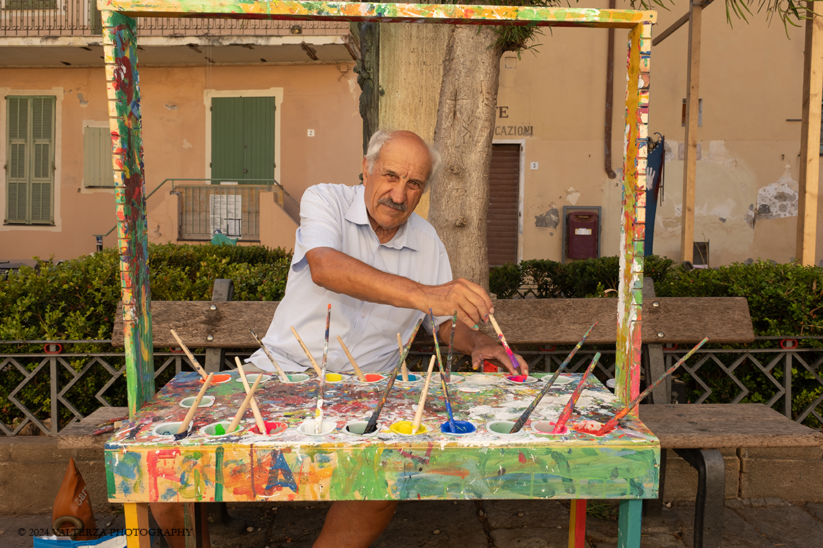 _DSF1859.jpg - 16/08/2024. Bordighera. Trasformare e conservare: questa Ã¨ la parola d'ordine per oltre 50 artisti, sia internazionali che locali. Il centro storico di Bordighera Alta diventa cosi il protagonista di una straordinaria festa d'arte dal 16 Agosto 2024 al 15 Settembre 2024. Nella foto l'artista Agostino Caposciutti, creatore di FiloArX il primo evento di arte partecipata