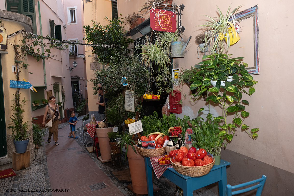 _DSF1939.jpg - 16/08/2024. Bordighera. Trasformare e conservare: questa Ã¨ la parola d'ordine per oltre 50 artisti, sia internazionali che locali. Il centro storico di Bordighera Alta diventa cosi il protagonista di una straordinaria festa d'arte dal 16 Agosto 2024 al 15 Settembre 2024. Nella foto Carrugi che ospitano parte della mostra