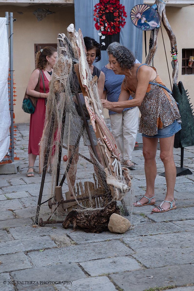 _DSF1994.jpg - 16/08/2024. Bordighera. Trasformare e conservare: questa Ã¨ la parola d'ordine per oltre 50 artisti, sia internazionali che locali. Il centro storico di Bordighera Alta diventa cosi il protagonista di una straordinaria festa d'arte dal 16 Agosto 2024 al 15 Settembre 2024. Nella foto in visita alla mostra