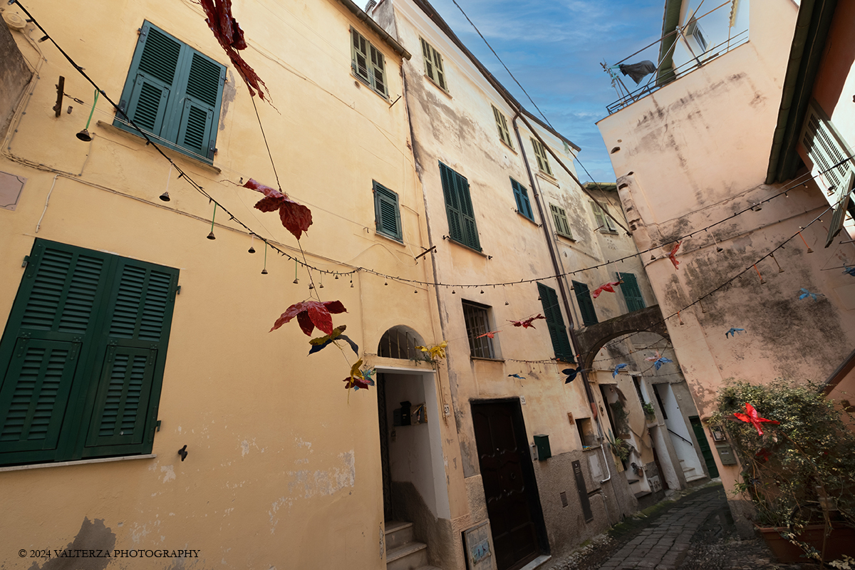 _DSF5009.jpg - 16/08/2024. Bordighera. Trasformare e conservare: questa Ã¨ la parola d'ordine per oltre 50 artisti, sia internazionali che locali. Il centro storico di Bordighera Alta diventa cosi il protagonista di una straordinaria festa d'arte dal 16 Agosto 2024 al 15 Settembre 2024. Nella foto parte dell'allestimento della mostra