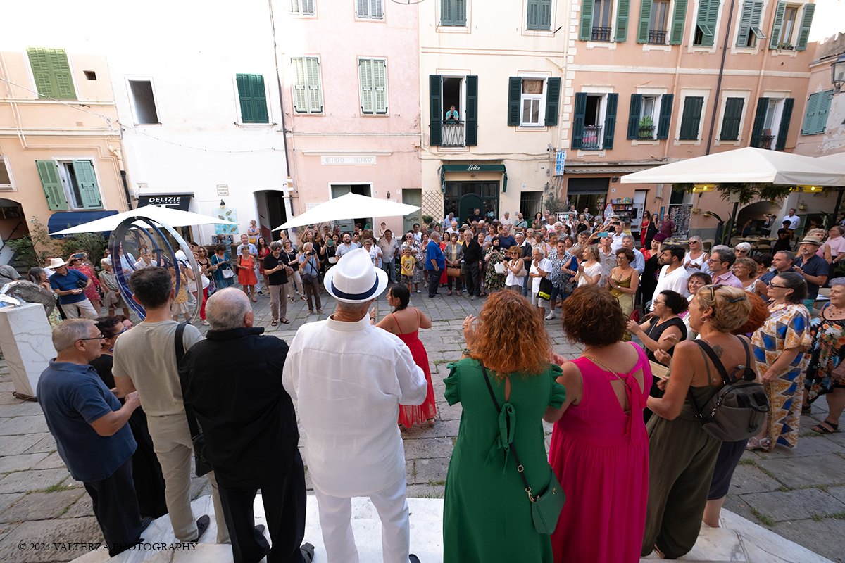 _DSF5159.jpg - 16/08/2024. Bordighera. Trasformare e conservare: questa Ã¨ la parola d'ordine per oltre 50 artisti, sia internazionali che locali. Il centro storico di Bordighera Alta diventa cosi il protagonista di una straordinaria festa d'arte dal 16 Agosto 2024 al 15 Settembre 2024. Nella foto un momento della festa di inaugurazione dell'evento