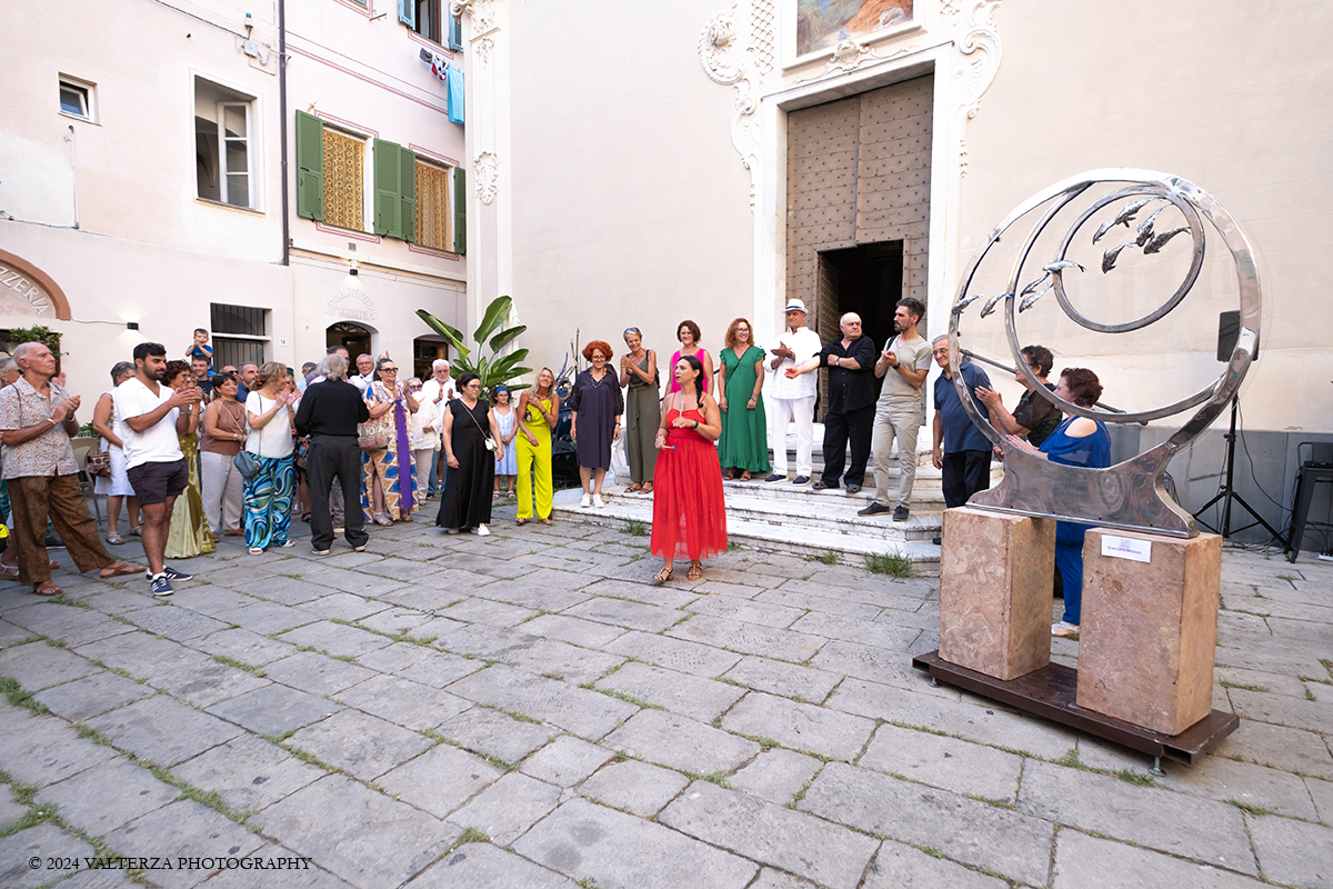 _DSF5183.jpg - 16/08/2024. Bordighera. Trasformare e conservare: questa Ã¨ la parola d'ordine per oltre 50 artisti, sia internazionali che locali. Il centro storico di Bordighera Alta diventa cosi il protagonista di una straordinaria festa d'arte dal 16 Agosto 2024 al 15 Settembre 2024. Nella foto un momento della festa di inaugurazione dell'evento