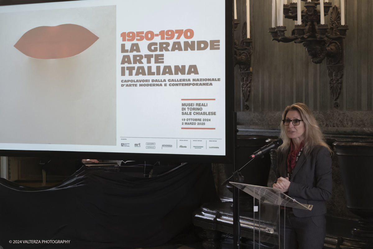 _DSF6029.jpg - 18/10/2024. Torino. Nelle Sale Chiablese dei Musei Reali ha aperto una grande ed inedita mostra dedicata ai capolavori dei piÃ¹ importanti artisti italiani nel secondo dopoguerra. Nella foto Barbara Tuzzzolino  Responsabile Area Comunicazione e Valorizzazione dei Musei Reali, intoduce la presentazione della mostra