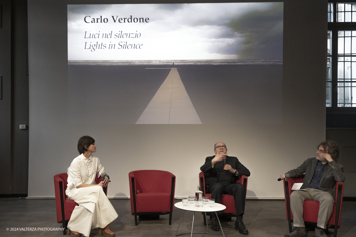 _DSF8013.jpg - 22/03/2024. Torino. Carlo Verdone ritrova attraverso immagini di  nuvole, albe e tramonti la sua vera indole contemplativa, malinconica, spesso solitaria. Nella foto Carlo Verdone nel Talk dedicato alla sua mostra dialoga con la regista Alice Filippi  direttrice artistica del Glocal Film Festival e Alessandro Gaido, Presidente di Piemonte Movie