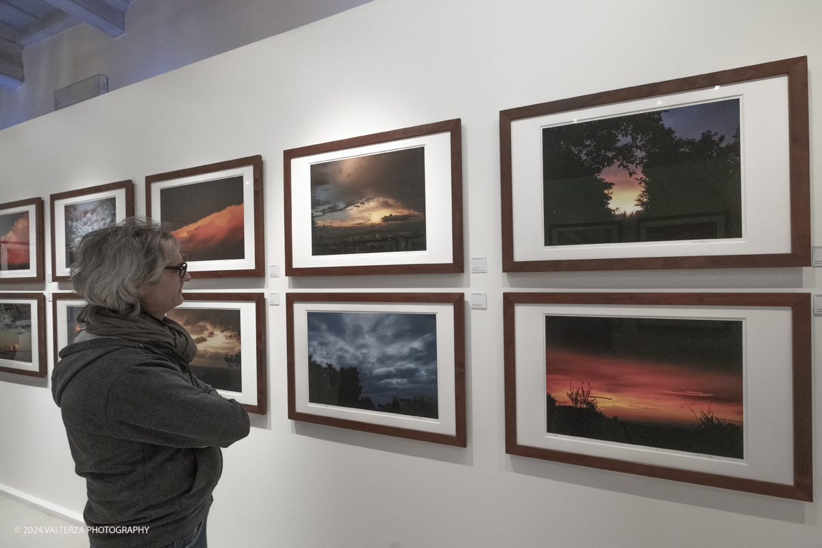 _DSF8203.jpg - 22/03/2024. Torino. Carlo Verdone ritrova attraverso immagini di  nuvole, albe e tramonti la sua vera indole contemplativa, malinconica, spesso solitaria. Nella foto in visita alla mostra