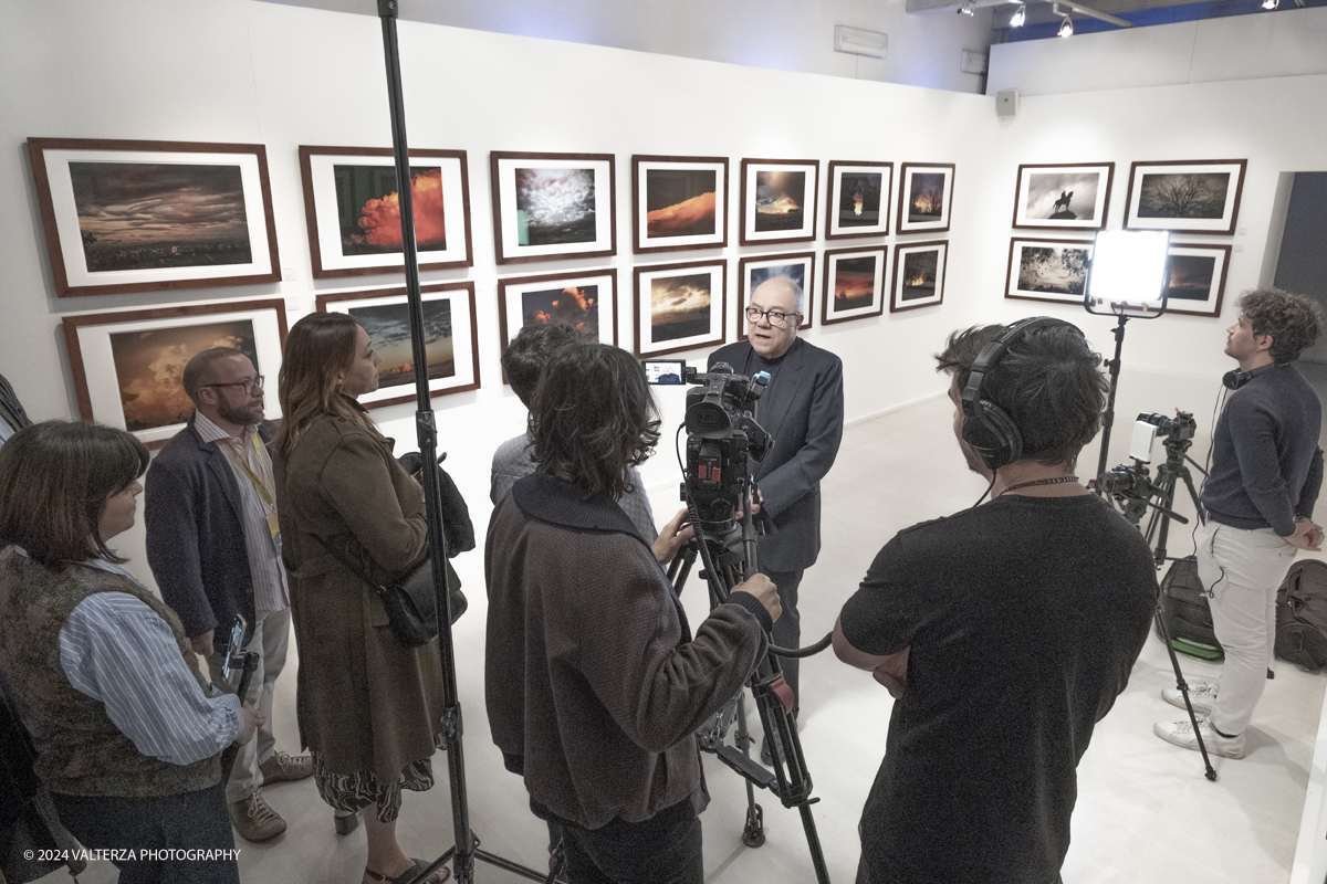 _DSF8262.jpg - 22/03/2024. Torino. Carlo Verdone ritrova attraverso immagini di  nuvole, albe e tramonti la sua vera indole contemplativa, malinconica, spesso solitaria. Nella foto Carlo Verdone in intervista con la RAI