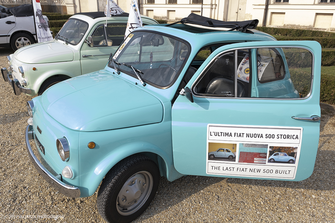 _DSF7757-2.jpg - 06-10-2019. Torino. La tappa autunnale della 457 Experience fa richiamo a ciÃ² che accadde a Stupinigi il 18 Ottobre 1955, quando venne presentato il prototipo della futura 500, all'epoca ancora sotto il nome di progetto 400: il progetto 400 venne poi re-ingegnerizzato nel progetto 450 ed infine messo in vendita nel 1957 con il nome di â€œNuova 500â€�, dalle cui cifre di transizione la nascita del progetto 457 firmato da Ruzza Torino, acronimo e sintesi delle origini dell'utilitaria italiana. Nella foto i partecipanti all'evento schierati alla palazzina di caccia di Stupinigi  prestigiosa sede storica della manifestazione.