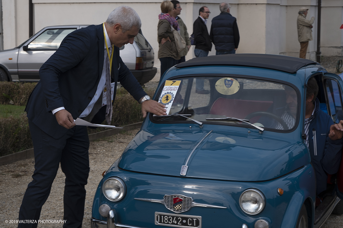 _DSF7773-2.jpg - 06-10-2019. Torino. La tappa autunnale della 457 Experience fa richiamo a ciÃ² che accadde a Stupinigi il 18 Ottobre 1955, quando venne presentato il prototipo della futura 500, all'epoca ancora sotto il nome di progetto 400: il progetto 400 venne poi re-ingegnerizzato nel progetto 450 ed infine messo in vendita nel 1957 con il nome di â€œNuova 500â€�, dalle cui cifre di transizione la nascita del progetto 457 firmato da Ruzza Torino, acronimo e sintesi delle origini dell'utilitaria italiana. Nella foto un momento dell'arrivo e registrazione dei partecipanti all'evento