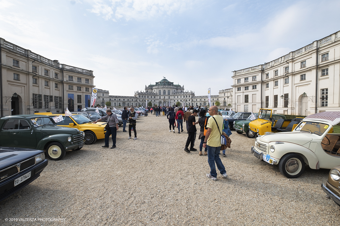 _DSF8851.jpg - 06-10-2019. Torino. La tappa autunnale della 457 Experience fa richiamo a ciÃ² che accadde a Stupinigi il 18 Ottobre 1955, quando venne presentato il prototipo della futura 500, all'epoca ancora sotto il nome di progetto 400: il progetto 400 venne poi re-ingegnerizzato nel progetto 450 ed infine messo in vendita nel 1957 con il nome di â€œNuova 500â€�, dalle cui cifre di transizione la nascita del progetto 457 firmato da Ruzza Torino, acronimo e sintesi delle origini dell'utilitaria italiana. Nella foto i partecipanti all'evento schierati alla palazzina di caccia di Stupinigi  prestigiosa sede storica della manifestazione.