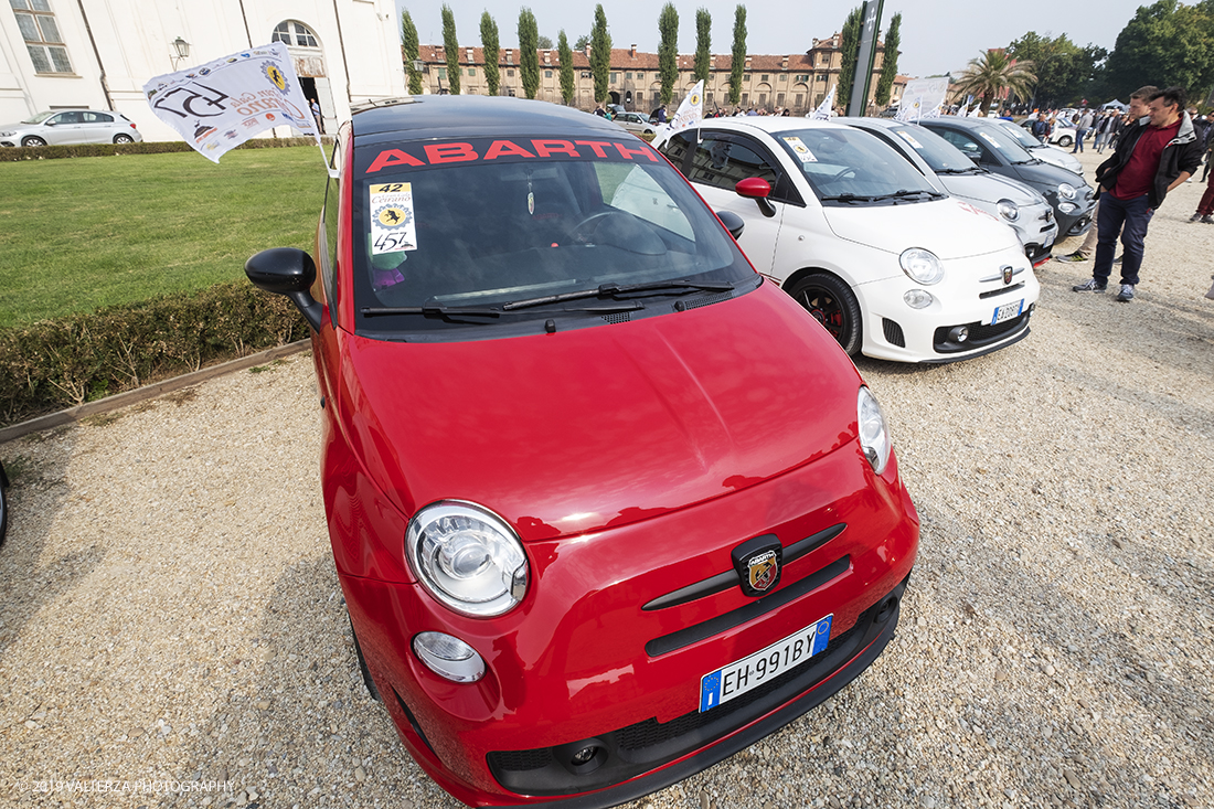 _DSF8866.jpg - 06-10-2019. Torino. La tappa autunnale della 457 Experience fa richiamo a ciÃ² che accadde a Stupinigi il 18 Ottobre 1955, quando venne presentato il prototipo della futura 500, all'epoca ancora sotto il nome di progetto 400: il progetto 400 venne poi re-ingegnerizzato nel progetto 450 ed infine messo in vendita nel 1957 con il nome di â€œNuova 500â€�, dalle cui cifre di transizione la nascita del progetto 457 firmato da Ruzza Torino, acronimo e sintesi delle origini dell'utilitaria italiana. Nella foto i partecipanti all'evento schierati alla palazzina di caccia di Stupinigi  prestigiosa sede storica della manifestazione.