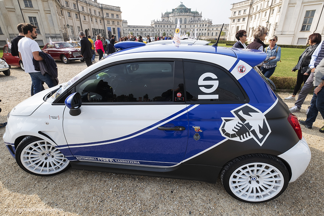 _DSF8887.jpg - 06-10-2019. Torino. La tappa autunnale della 457 Experience fa richiamo a ciÃ² che accadde a Stupinigi il 18 Ottobre 1955, quando venne presentato il prototipo della futura 500, all'epoca ancora sotto il nome di progetto 400: il progetto 400 venne poi re-ingegnerizzato nel progetto 450 ed infine messo in vendita nel 1957 con il nome di â€œNuova 500â€�, dalle cui cifre di transizione la nascita del progetto 457 firmato da Ruzza Torino, acronimo e sintesi delle origini dell'utilitaria italiana. Nella foto i partecipanti all'evento schierati alla palazzina di caccia di Stupinigi  prestigiosa sede storica della manifestazione.