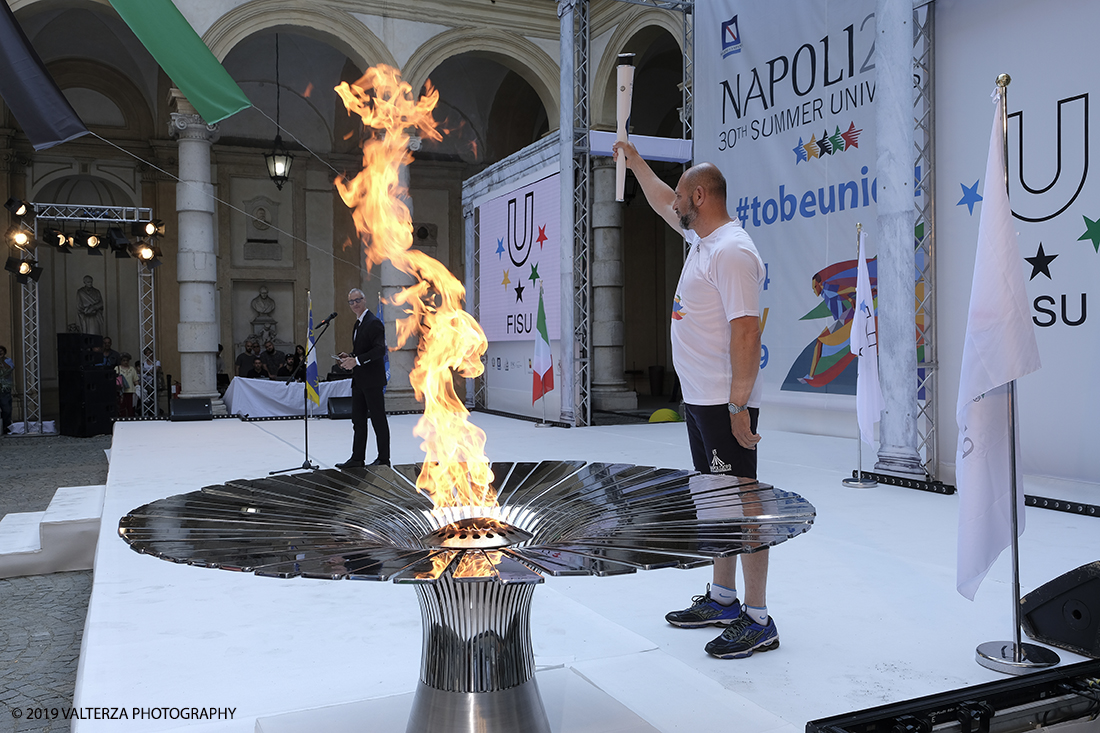 _DSF6424.jpg - 4/06/2019.Torino, Cerimonia di accensione della fiaccola del sapere della 30esima Universiade Estiva Napoli 2019. Nella foto il primo tedoforo Davide Tizzano si appresta ad accendere la torcia che, di mano in mano ai vari tedofori arriverÃ  da Torino fino a Napoli