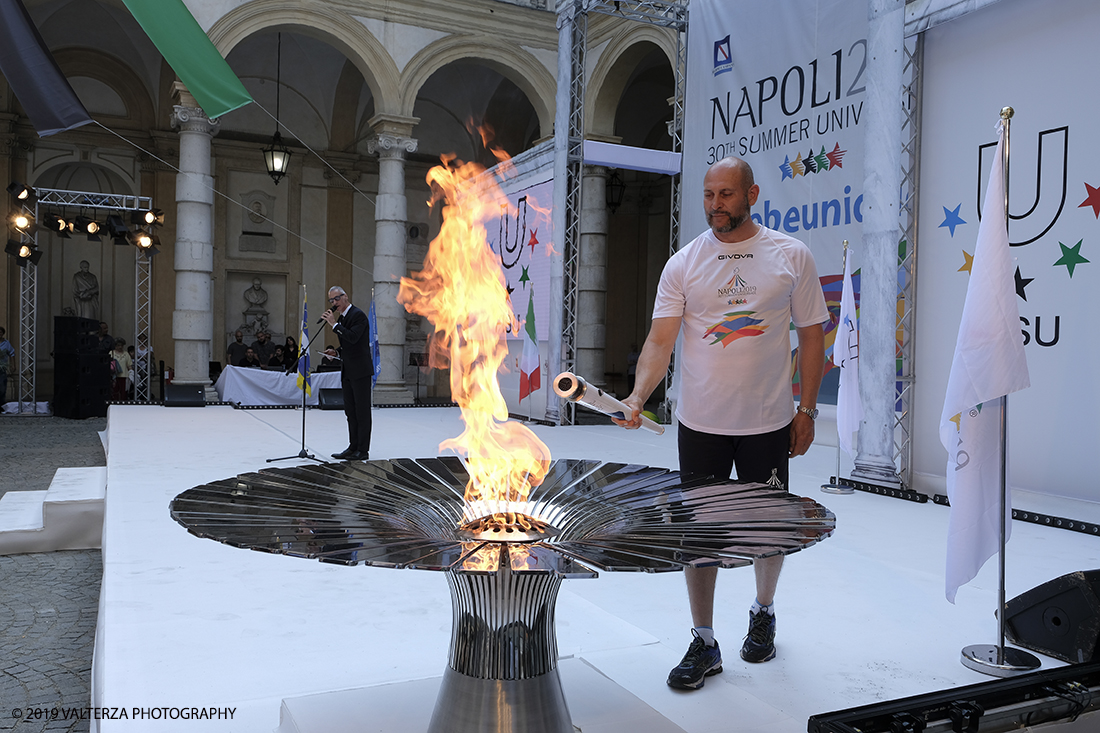 _DSF6428.jpg - 4/06/2019.Torino, Cerimonia di accensione della fiaccola del sapere della 30esima Universiade Estiva Napoli 2019. Nella foto il primo tedoforo Davide Tizzano accende la torcia che, di mano in mano ai vari tedofori arriverÃ  da Torino fino a Napoli