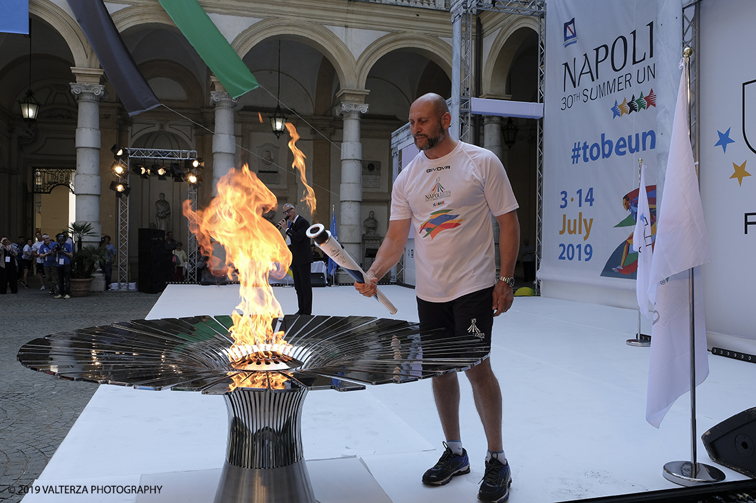 _DSF6437.jpg - 4/06/2019.Torino, Cerimonia di accensione della fiaccola del sapere della 30esima Universiade Estiva Napoli 2019. Nella foto il primo tedoforo Davide Tizzano accende la torcia che, di mano in mano ai vari tedofori arriverÃ  da Torino fino a Napoli