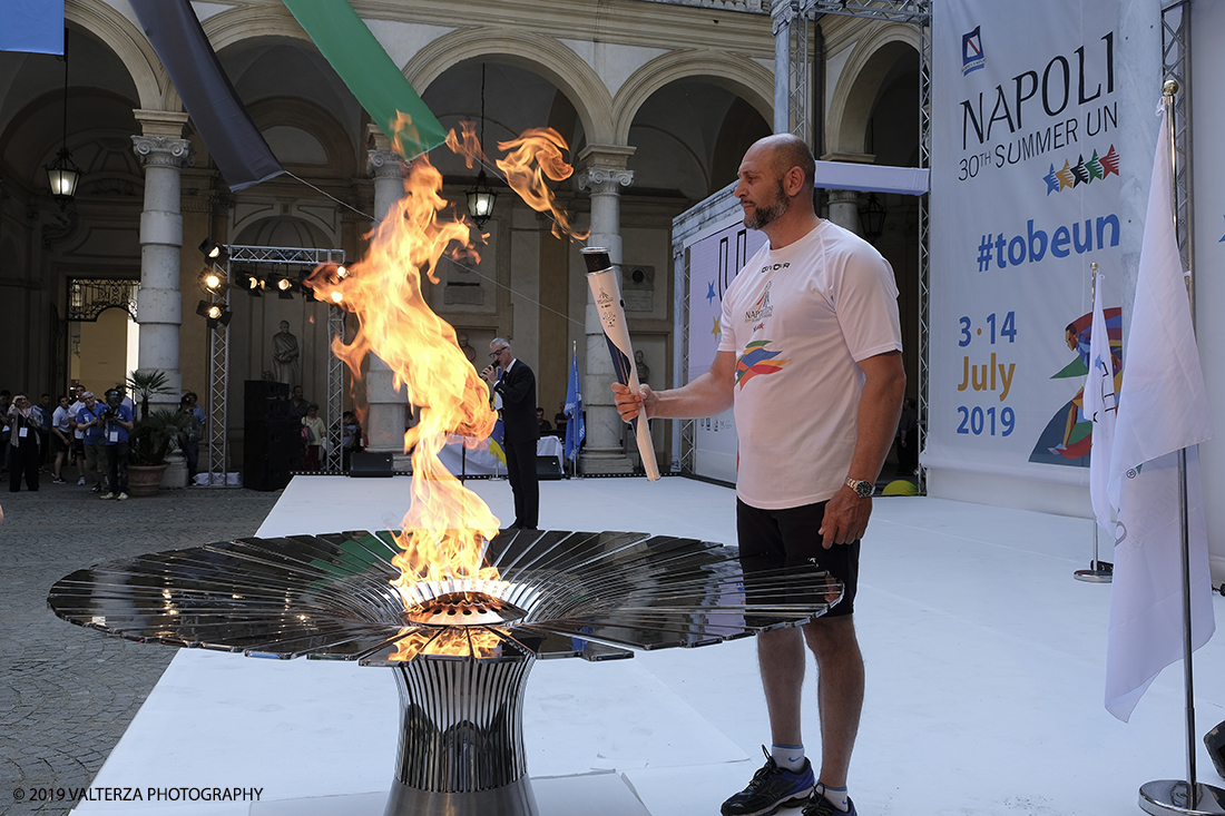 _DSF6439.jpg - 4/06/2019.Torino, Cerimonia di accensione della fiaccola del sapere della 30esima Universiade Estiva Napoli 2019. Nella foto il primo tedoforo Davide Tizzano accende la torcia che, di mano in mano ai vari tedofori arriverÃ  da Torino fino a Napoli