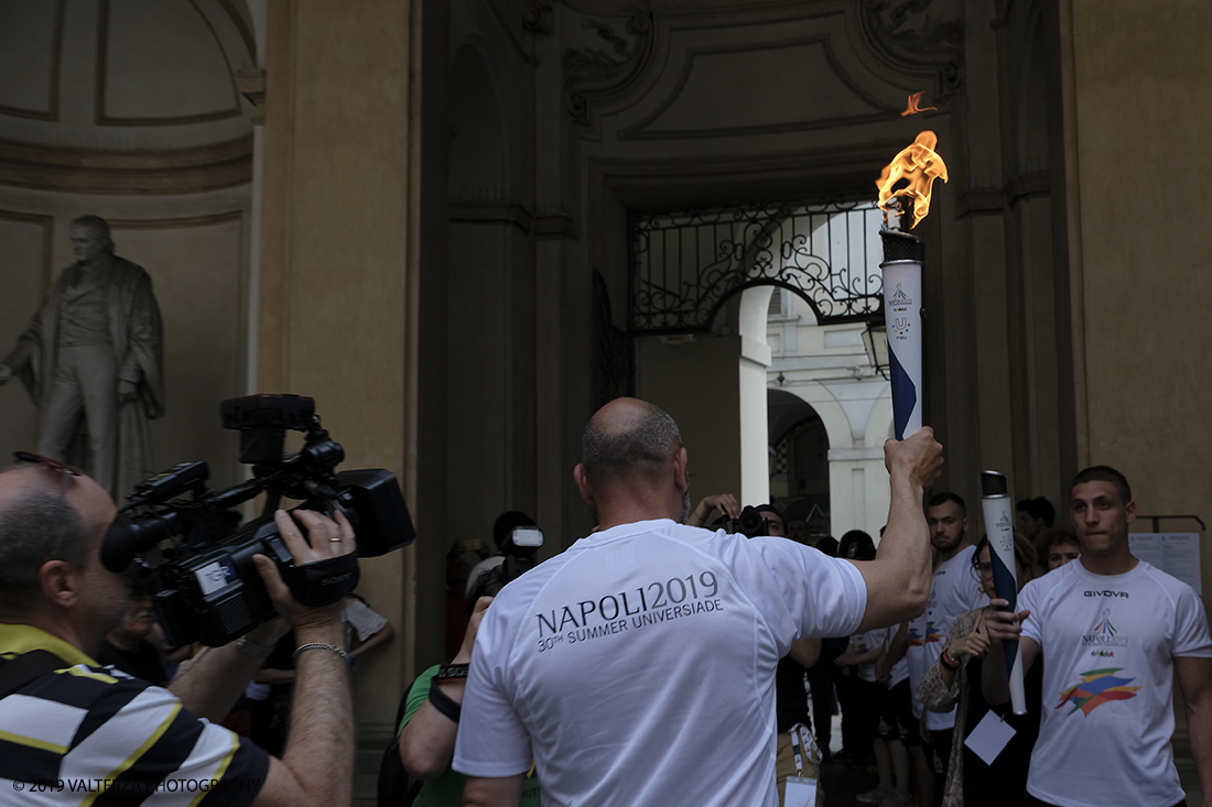 _DSF6499.jpg - 4/06/2019.Torino, Cerimonia di accensione della fiaccola del sapere della 30esima Universiade Estiva Napoli 2019. Nella foto il primo tedoforo Davide Tizzano si appresta a percorrere la prima frazione con la torcia per le vie di Torino.