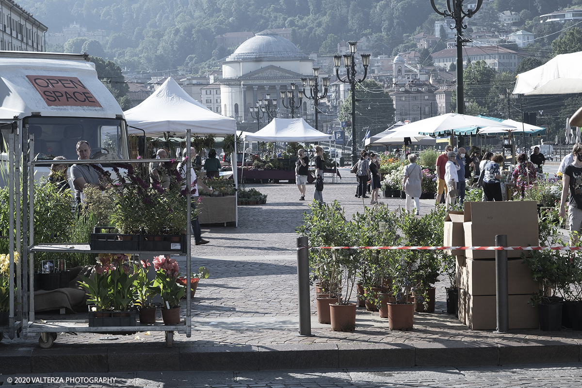 _DSF9746.jpg - 28/06/2020. Torino. Si rinnova l'appuntamento con i vivaisti e con i produttori Agricoli in Piazza Vittorio. AgriFlor Ã¨ realizzato in collaborazione con Rinascente, partner dellâ€™iniziativa. Lo Store in via Lagrange ha ospitato â€œiniziative e talkâ€� allâ€™interno dellâ€™Exhibition Area al piano -1, giÃ  allestita a tema Design&Green con unâ€™incredibile varietÃ  di fiori e piante. Nella foto lo spazio dedicato alla manifestazione in piazza Vittorio Veneto.