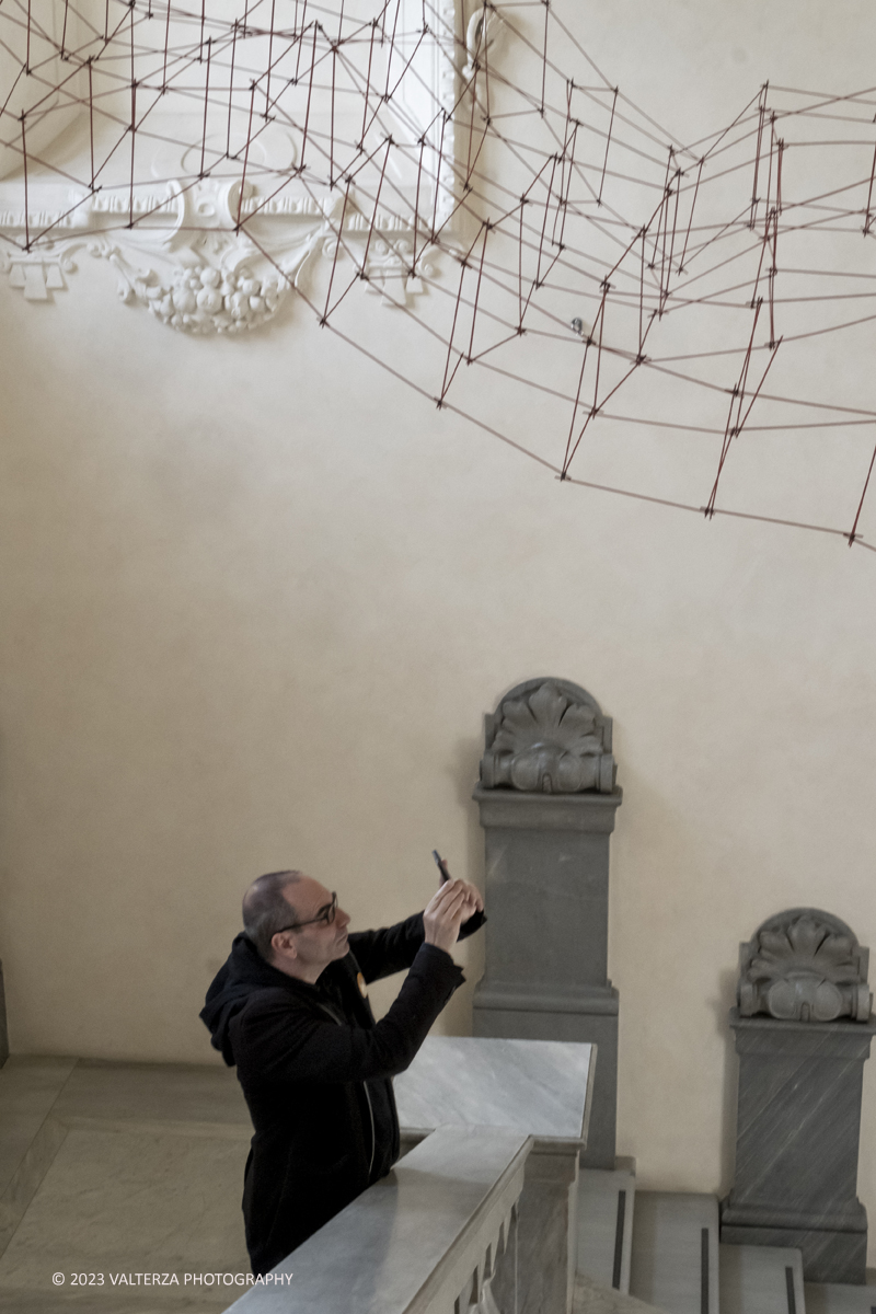 _DSF5941.jpg - 23/03/2023. Torino.  Nuvola rossa, l'installazione dell'architetto torinese Leonardo Mosso (1926-2020) rinasce nella Manica Nuova del Palazzo Reale di Torino. L'installazione Ã¨ stata donata ai Musei Reali di Torino dagli eredi dell'architetto. Nuvola Rossa Ã¨ una struttura costituita da listelli in legno di tiglio con sezione di 3 millimetri, lunghi 35 cm, dipinti di rosso e uniti da giunti elastici in neoprene. Nalla foto l'installazione della struttura