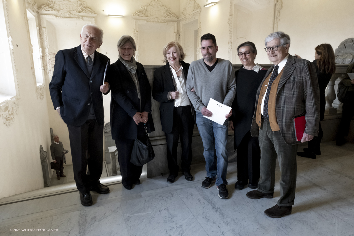 _DSF5954.jpg - 23/03/2023. Torino.  Nuvola rossa, l'installazione dell'architetto torinese Leonardo Mosso (1926-2020) rinasce nella Manica Nuova del Palazzo Reale di Torino. L'installazione Ã¨ stata donata ai Musei Reali di Torino dagli eredi dell'architetto. Nuvola Rossa Ã¨ una struttura costituita da listelli in legno di tiglio con sezione di 3 millimetri, lunghi 35 cm, dipinti di rosso e uniti da giunti elastici in neoprene. Nalla foto gli autori ed operatori del progetto con la Direttrice dei Musei Reali Enrica Pagella