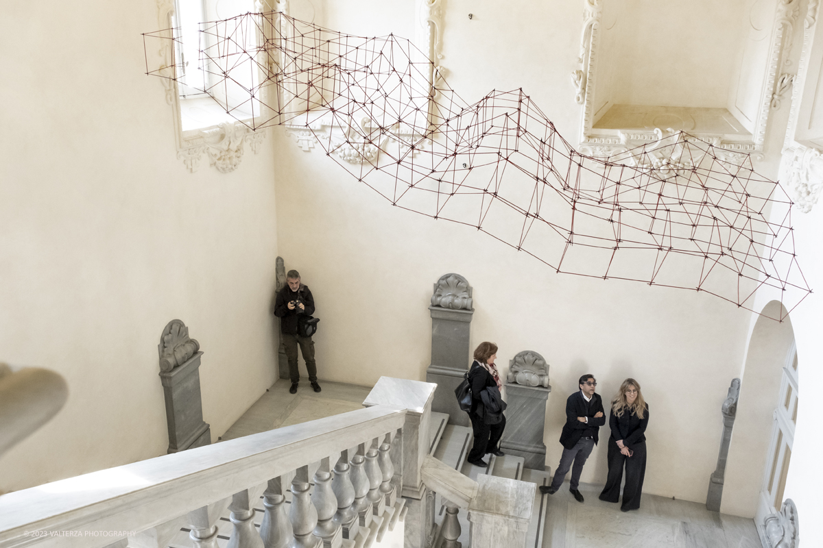 _DSF5989.jpg - 23/03/2023. Torino.  Nuvola rossa, l'installazione dell'architetto torinese Leonardo Mosso (1926-2020) rinasce nella Manica Nuova del Palazzo Reale di Torino. L'installazione Ã¨ stata donata ai Musei Reali di Torino dagli eredi dell'architetto. Nuvola Rossa Ã¨ una struttura costituita da listelli in legno di tiglio con sezione di 3 millimetri, lunghi 35 cm, dipinti di rosso e uniti da giunti elastici in neoprene. Nalla foto l'installazione della struttura