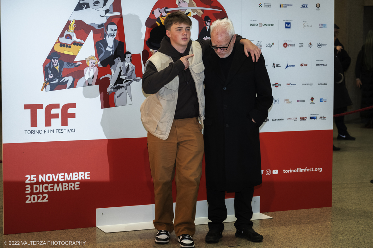 _DSF8835.jpg - 25/11/2022. Torino. Teatro Regio, Photocall per l'inaugurazione del 40mo TFF. Nella foto l'attore britannico Malcom McDowell con uno dei figli