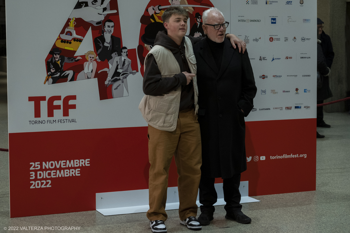 _DSF8836.jpg - 25/11/2022. Torino. Teatro Regio, Photocall per l'inaugurazione del 40mo TFF. Nella foto l'attore britannico Malcom McDowell con uno dei figli