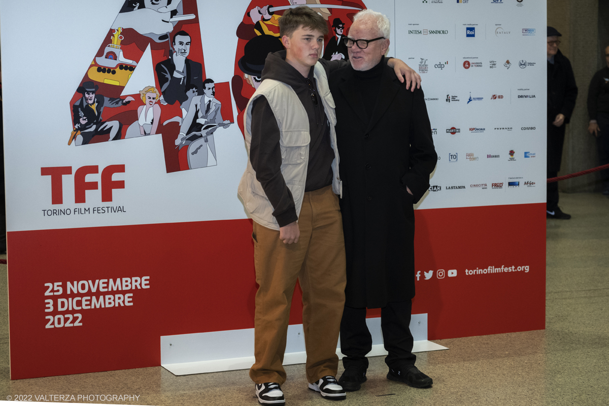 _DSF8838.jpg - 25/11/2022. Torino. Teatro Regio, Photocall per l'inaugurazione del 40mo TFF. Nella foto l'attore britannico Malcom McDowell con uno dei figli