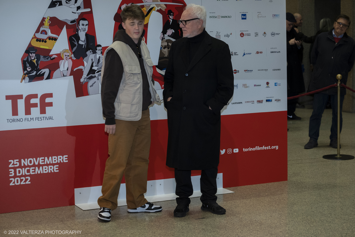 _DSF8840.jpg - 25/11/2022. Torino. Teatro Regio, Photocall per l'inaugurazione del 40mo TFF. Nella foto l'attore britannico Malcom McDowell con uno dei figli