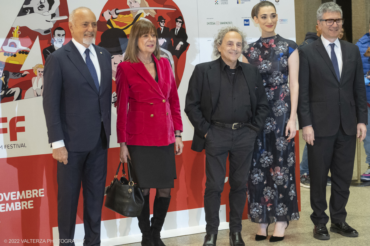 _DSF9064-2.jpg - 25/11/2022. Torino. Teatro Regio, Photocall per l'inaugurazione del 40mo TFF. Nella foto Gianna Pentenero assessore al comune di Torino, Enzo Ghigo Presidente del Museo Nazionlale del Cinema  Domenico De Gaetano Direttore del Muse, Ugo Nespolo artista creatore del manifesto le TFF e la madrina del TFF Pilar Fogliati