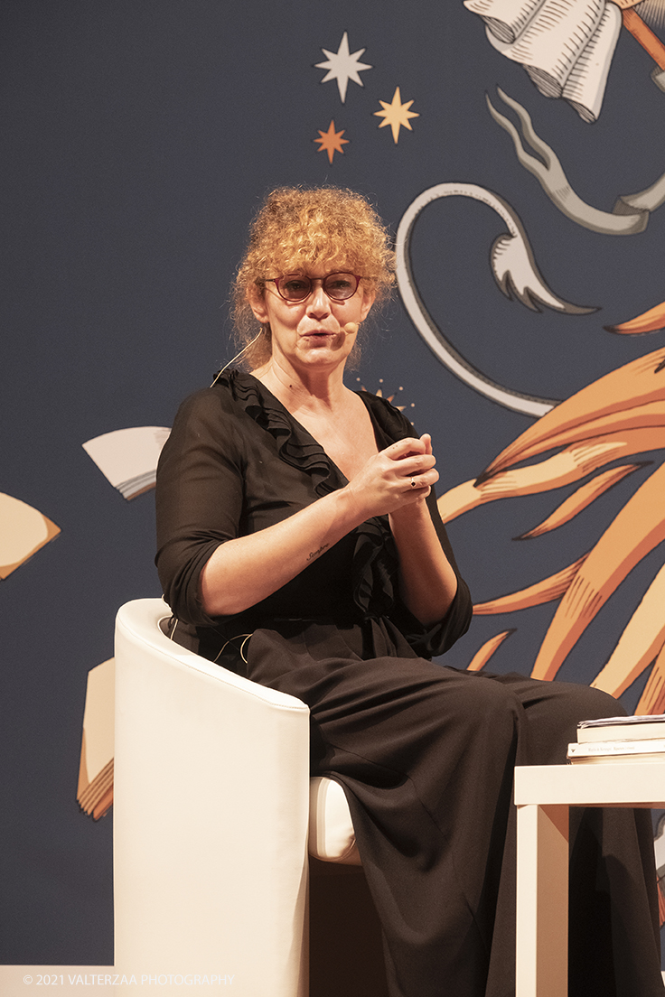 _DSF0281.jpg - 03/10/2021. Torino. In anteprima al Salone, lâ€™autrice francese Maylis de Kerangal, per un incontro con la scrittrice Elena Varvello. Con il suo ultimo lavoro "Un mondo a portata di mano" de Kerangal firma un romanzo di formazione ambientato nel mondo del trompe-lâ€™Å“il. Nella foto Elena Varvello