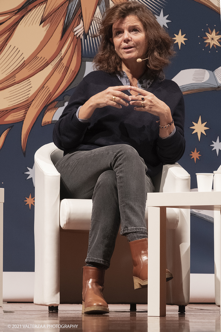 _DSF0313.jpg - 03/10/2021. Torino. In anteprima al Salone, lâ€™autrice francese Maylis de Kerangal, per un incontro con la scrittrice Elena Varvello. Con il suo ultimo lavoro "Un mondo a portata di mano" de Kerangal firma un romanzo di formazione ambientato nel mondo del trompe-lâ€™Å“il. Nella foto Maylis de Kerangal