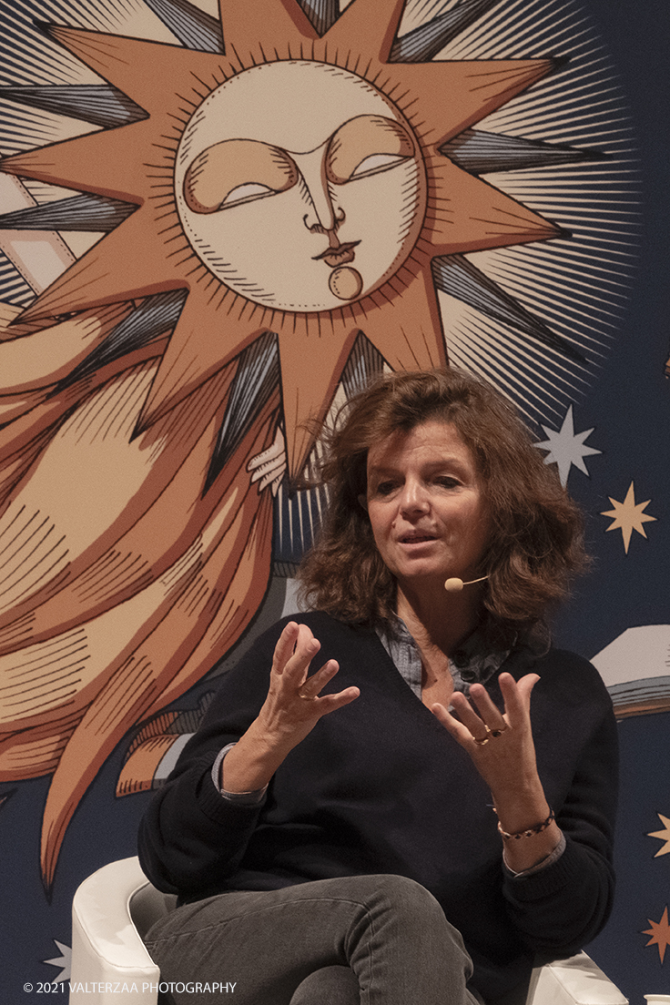 _DSF0320.jpg - 03/10/2021. Torino. In anteprima al Salone, lâ€™autrice francese Maylis de Kerangal, per un incontro con la scrittrice Elena Varvello. Con il suo ultimo lavoro "Un mondo a portata di mano" de Kerangal firma un romanzo di formazione ambientato nel mondo del trompe-lâ€™Å“il. Nella foto Maylis de Kerangal