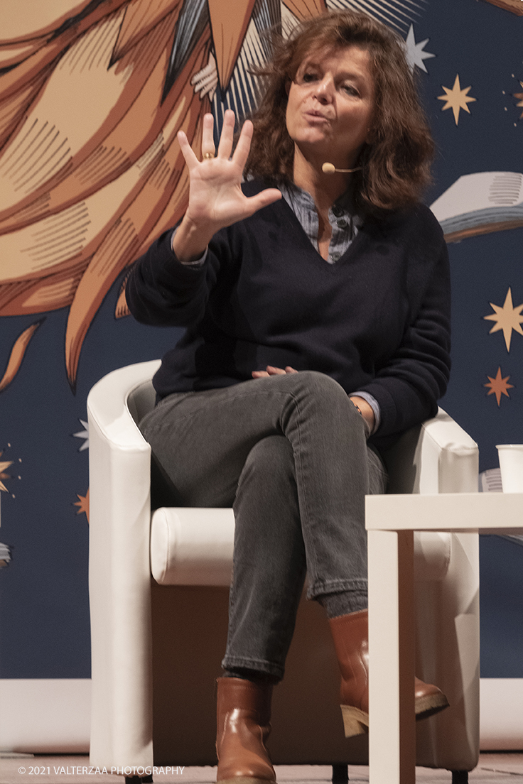 _DSF0380.jpg - 03/10/2021. Torino. In anteprima al Salone, lâ€™autrice francese Maylis de Kerangal, per un incontro con la scrittrice Elena Varvello. Con il suo ultimo lavoro "Un mondo a portata di mano" de Kerangal firma un romanzo di formazione ambientato nel mondo del trompe-lâ€™Å“il. Nella foto Maylis de Kerangal