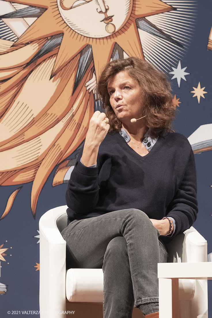 _DSF0434.jpg - 03/10/2021. Torino. In anteprima al Salone, lâ€™autrice francese Maylis de Kerangal, per un incontro con la scrittrice Elena Varvello. Con il suo ultimo lavoro "Un mondo a portata di mano" de Kerangal firma un romanzo di formazione ambientato nel mondo del trompe-lâ€™Å“il. Nella foto Maylis de Kerangal