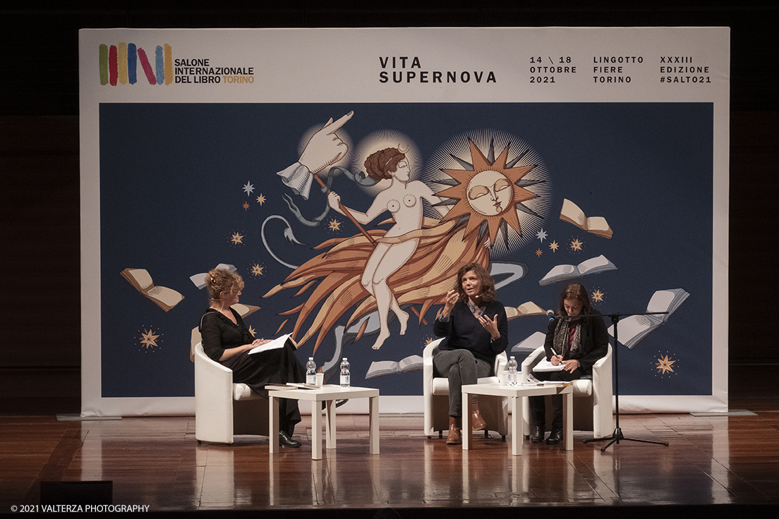 _DSF0509.jpg - 03/10/2021. Torino. In anteprima al Salone, lâ€™autrice francese Maylis de Kerangal, per un incontro con la scrittrice Elena Varvello. Con il suo ultimo lavoro "Un mondo a portata di mano" de Kerangal firma un romanzo di formazione ambientato nel mondo del trompe-lâ€™Å“il. Nella foto Maylis de Kerangal ed Elena Varvello