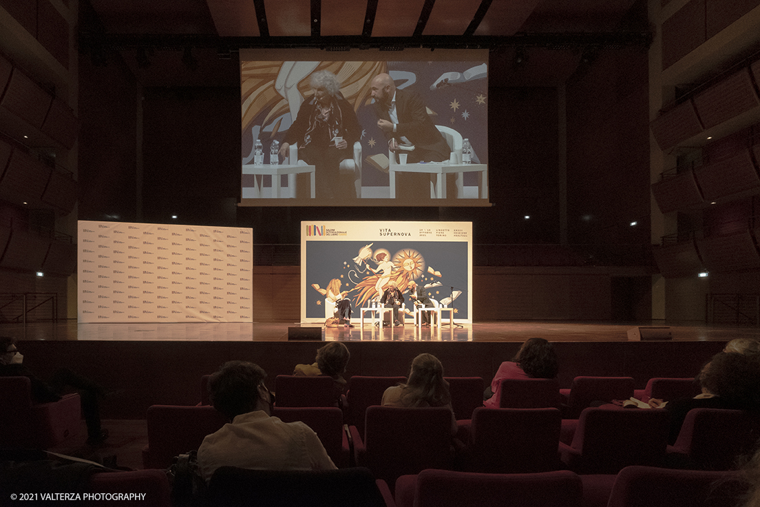 _DSF2434.jpg - 03/10/2021. Torino. In anteprima al Salone, l'incontro con Margaret Atwood, autrice canadese, Ã¨ tra le personalitÃ  piÃ¹ influenti della scena letteraria e culturale internazionale. Nella foto un momento dell'intervista di Loredana Lipperini a Margaret Atwood