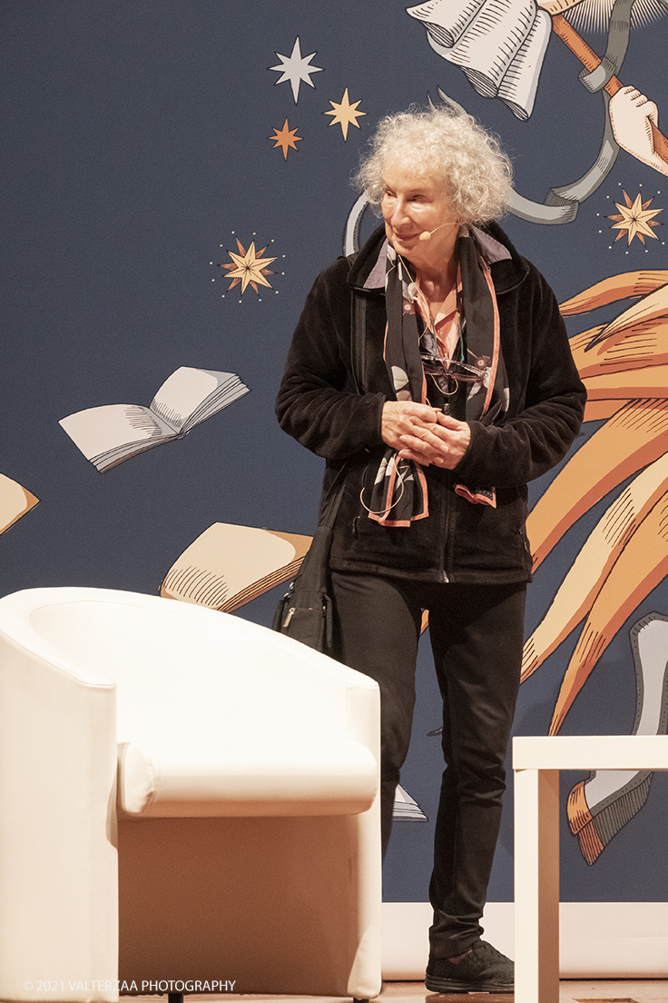 _DSF9655.jpg - 03/10/2021. Torino. In anteprima al Salone, l'incontro con Margaret Atwood, autrice canadese, che Ã¨ tra le personalitÃ  piÃ¹ influenti della scena letteraria e culturale internazionale. Nella foto l'arrivo sul palco di  Margaret Atwood