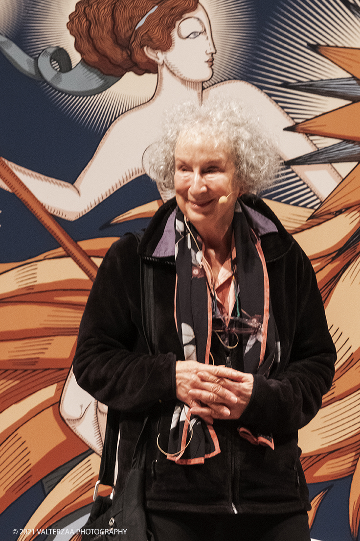 _DSF9660.jpg - 03/10/2021. Torino. In anteprima al Salone, l'incontro con Margaret Atwood, autrice canadese, che Ã¨ tra le personalitÃ  piÃ¹ influenti della scena letteraria e culturale internazionale. Nella foto l'arrivo sul palco di  Margaret Atwood