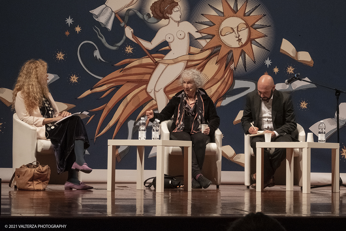 _DSF9720.jpg - 03/10/2021. Torino. In anteprima al Salone, l'incontro con Margaret Atwood, autrice canadese, Ã¨ tra le personalitÃ  piÃ¹ influenti della scena letteraria e culturale internazionale. Nella foto Margaret Atwood e Loredana Lipperini