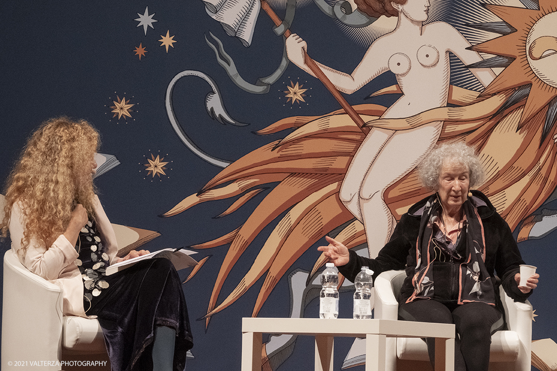 _DSF9780.jpg - 03/10/2021. Torino. In anteprima al Salone, l'incontro con Margaret Atwood, autrice canadese, Ã¨ tra le personalitÃ  piÃ¹ influenti della scena letteraria e culturale internazionale. Nella foto Margaret Atwood e Loredana Lipperini