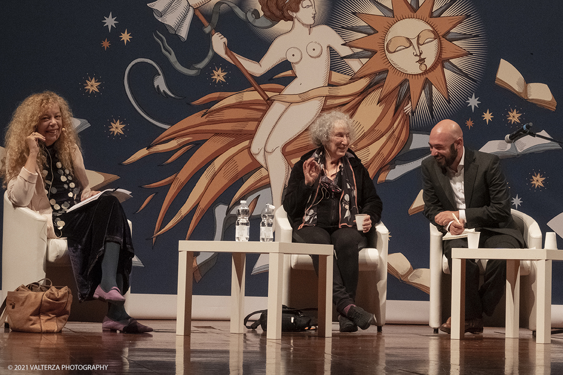 _DSF9788.jpg - 03/10/2021. Torino. In anteprima al Salone, l'incontro con Margaret Atwood, autrice canadese, Ã¨ tra le personalitÃ  piÃ¹ influenti della scena letteraria e culturale internazionale. Nella foto Margaret Atwood e Loredana Lipperini