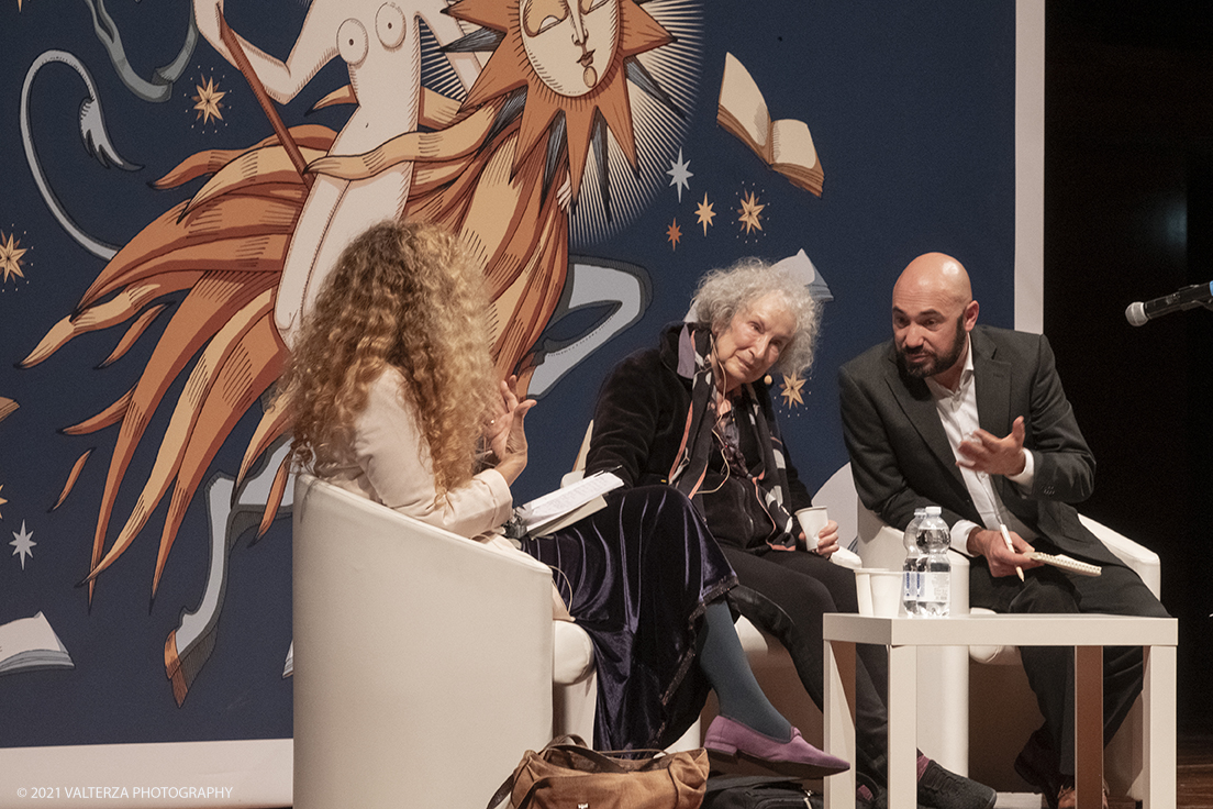 _DSF9828.jpg - 03/10/2021. Torino. In anteprima al Salone, l'incontro con Margaret Atwood, autrice canadese, Ã¨ tra le personalitÃ  piÃ¹ influenti della scena letteraria e culturale internazionale. Nella foto Margaret Atwood e Loredana Lipperini