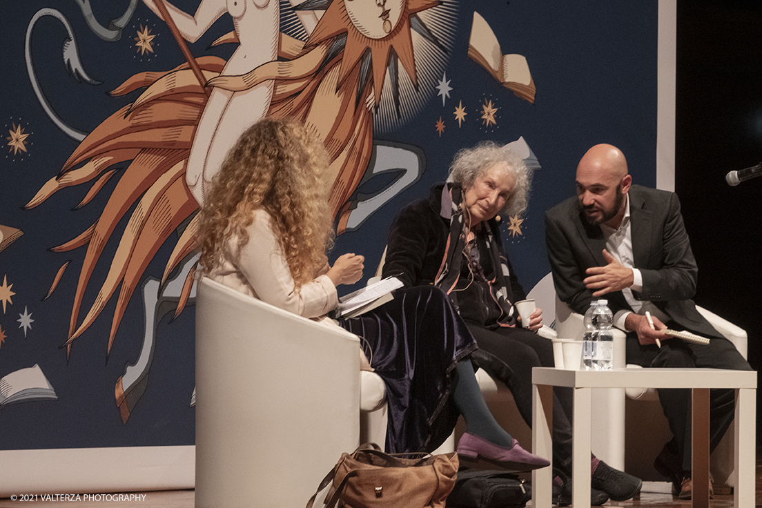 _DSF9831.jpg - 03/10/2021. Torino. In anteprima al Salone, l'incontro con Margaret Atwood, autrice canadese, Ã¨ tra le personalitÃ  piÃ¹ influenti della scena letteraria e culturale internazionale. Nella foto Margaret Atwood e Loredana Lipperini