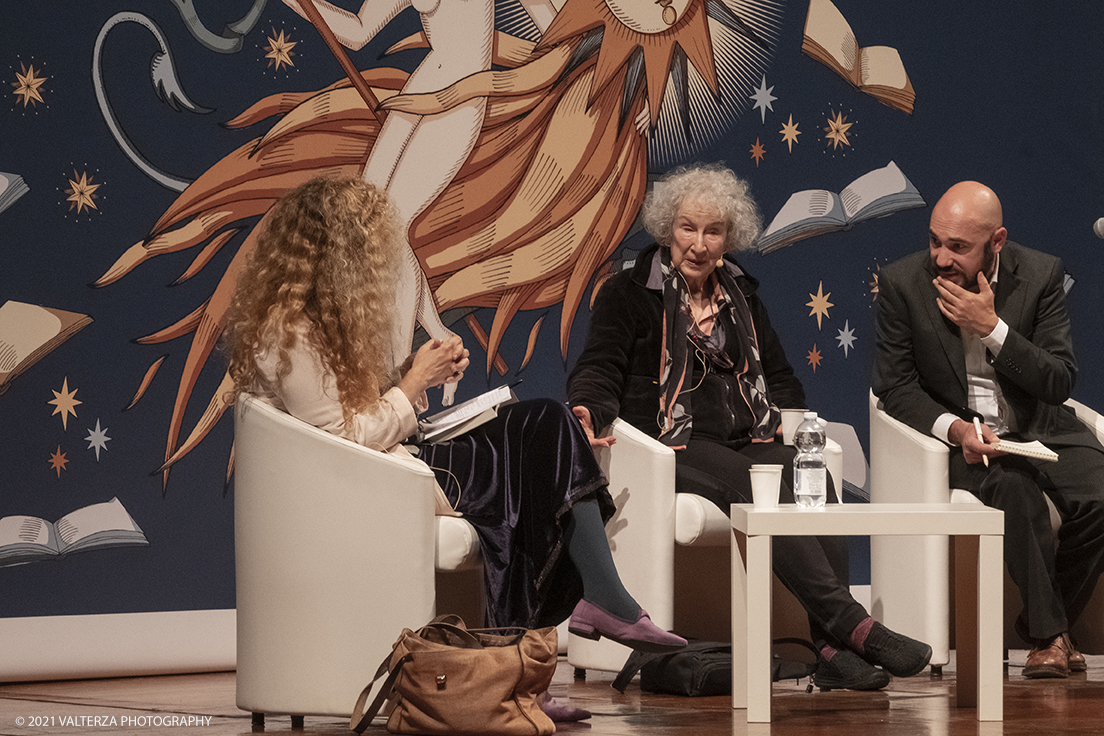 _DSF9833.jpg - 03/10/2021. Torino. In anteprima al Salone, l'incontro con Margaret Atwood, autrice canadese, Ã¨ tra le personalitÃ  piÃ¹ influenti della scena letteraria e culturale internazionale. Nella foto Margaret Atwood e Loredana Lipperini