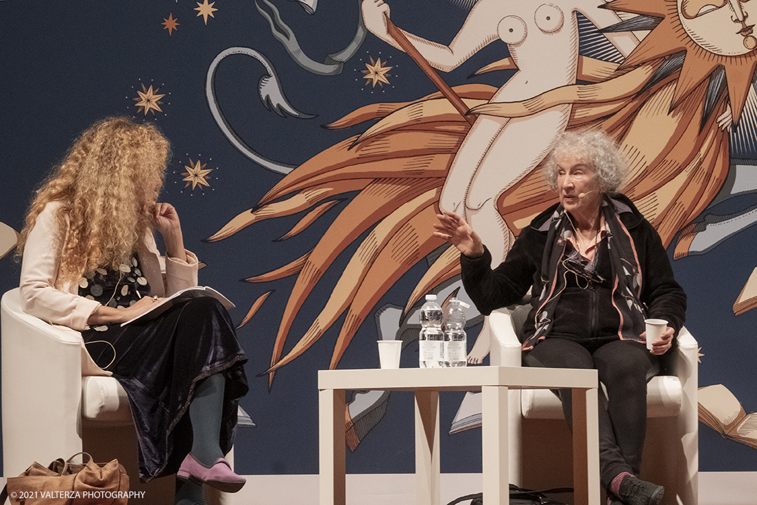 _DSF9904.jpg - 03/10/2021. Torino. In anteprima al Salone, l'incontro con Margaret Atwood, autrice canadese, Ã¨ tra le personalitÃ  piÃ¹ influenti della scena letteraria e culturale internazionale. Nella foto Margaret Atwood e Loredana Lipperini