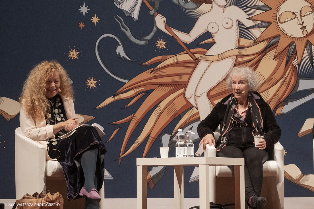 _DSF9926.jpg - 03/10/2021. Torino. In anteprima al Salone, l'incontro con Margaret Atwood, autrice canadese, Ã¨ tra le personalitÃ  piÃ¹ influenti della scena letteraria e culturale internazionale. Nella foto Margaret Atwood e Loredana Lipperini