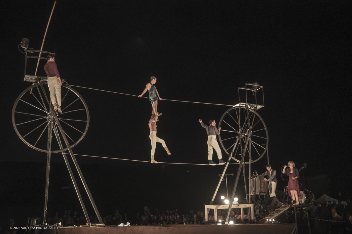 _G3I9032-Migliorato-NR.jpg - 10/06/2023. Torino, Vauda Grande. Lo straordinario e suggestivo spettacolo Sodade, Ã¨ stato portato in scena dalla compagnia francese Cirque Rouages protagonisti quattro acrobati e 2 musicisti