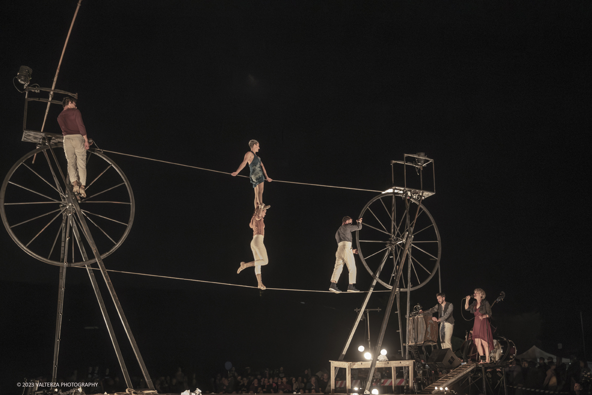 _G3I9033-Migliorato-NR.jpg - 10/06/2023. Torino, Vauda Grande. Lo straordinario e suggestivo spettacolo Sodade, Ã¨ stato portato in scena dalla compagnia francese Cirque Rouages protagonisti quattro acrobati e 2 musicisti