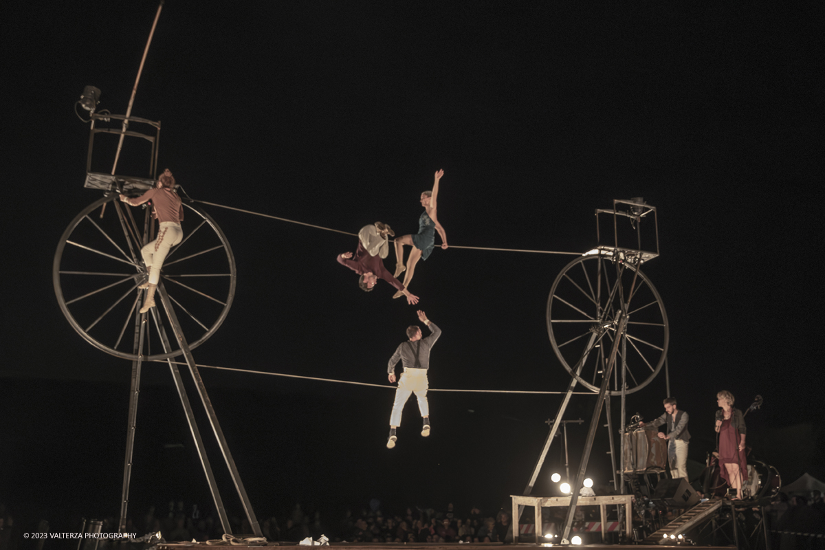 _G3I9053-Migliorato-NR.jpg - 10/06/2023. Torino, Vauda Grande. Lo straordinario e suggestivo spettacolo Sodade, Ã¨ stato portato in scena dalla compagnia francese Cirque Rouages protagonisti quattro acrobati e 2 musicisti