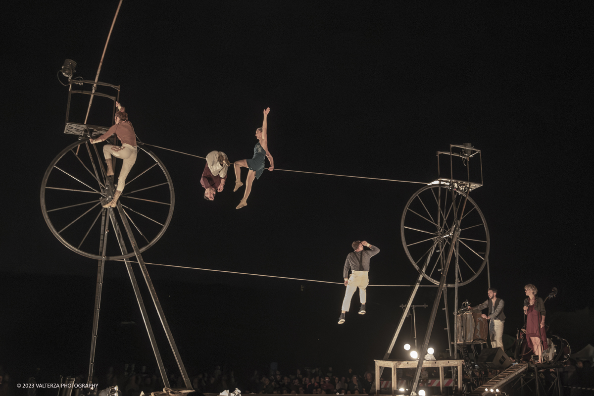 _G3I9056-Migliorato-NR.jpg - 10/06/2023. Torino, Vauda Grande. Lo straordinario e suggestivo spettacolo Sodade, Ã¨ stato portato in scena dalla compagnia francese Cirque Rouages protagonisti quattro acrobati e 2 musicisti